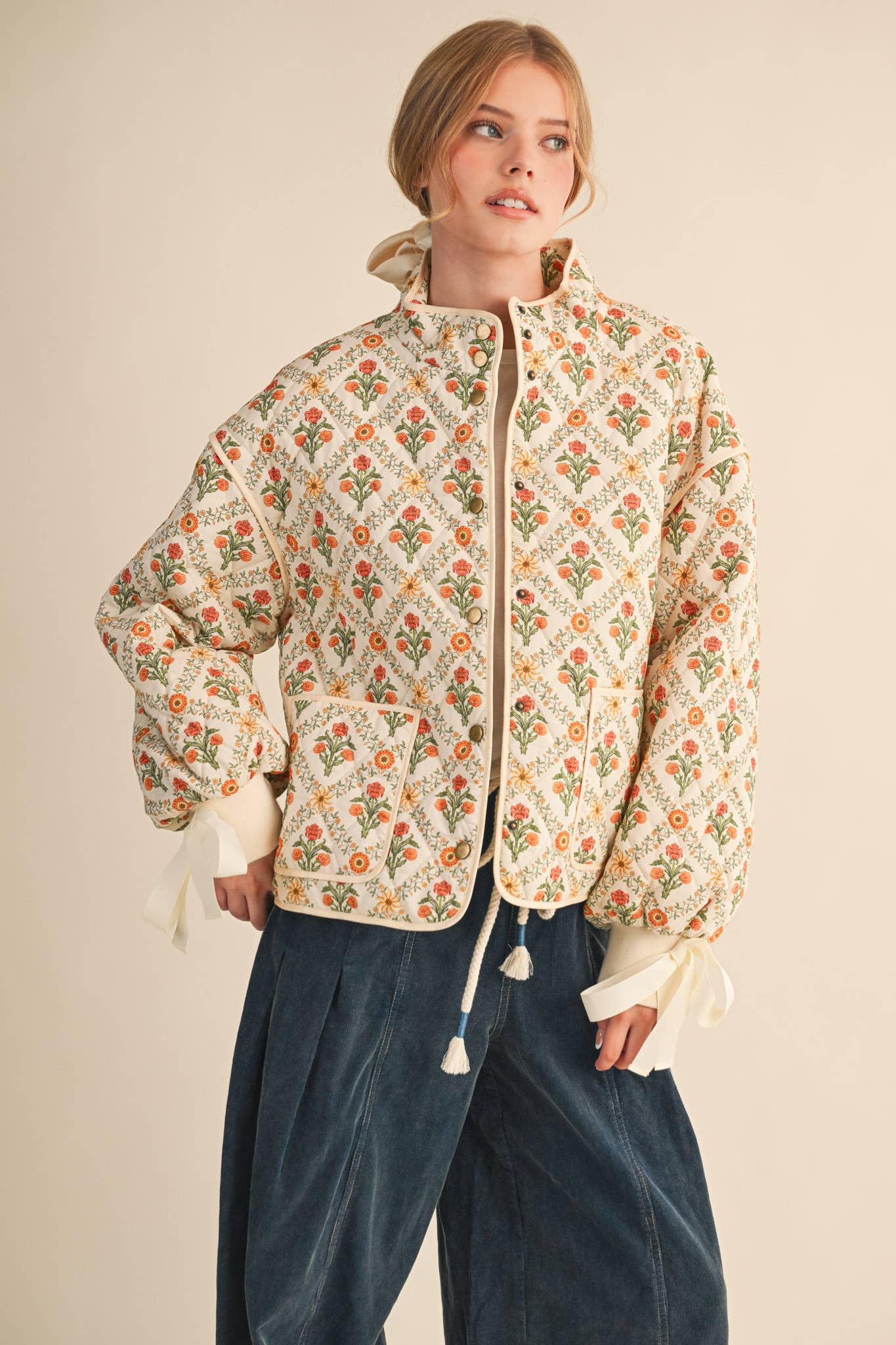 FLORAL QUILTED JACKET WITH RIBBON DETAIL MJK4431: Ivory Red Floral / M