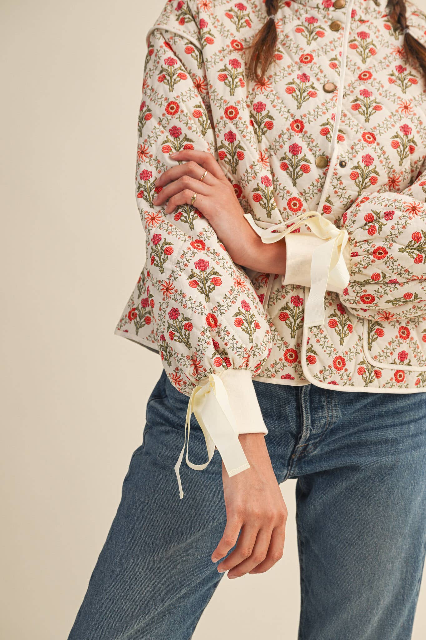 FLORAL QUILTED JACKET WITH RIBBON DETAIL MJK4431: Ivory Red Floral / M