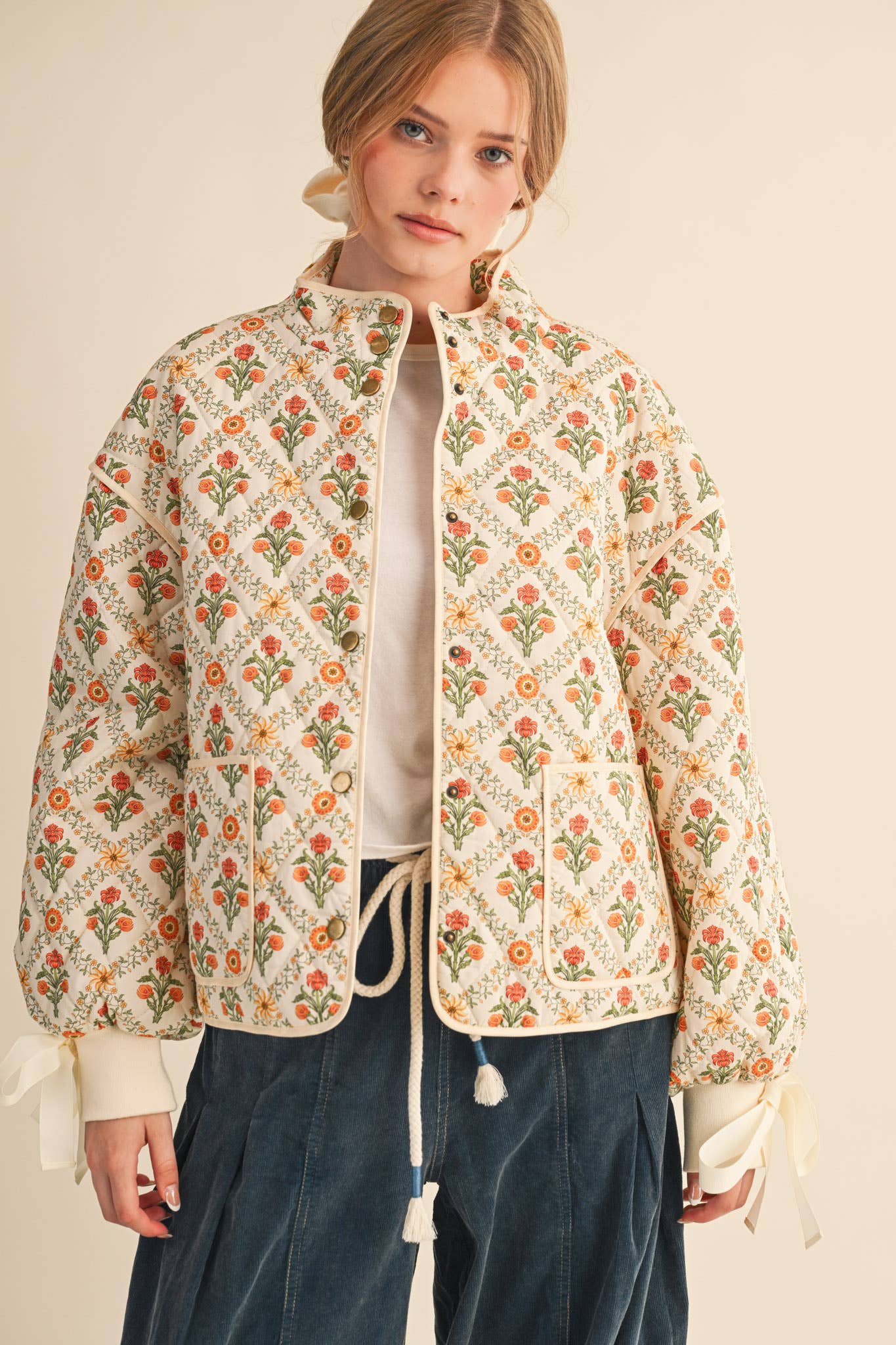 FLORAL QUILTED JACKET WITH RIBBON DETAIL MJK4431: Ivory Red Floral / L