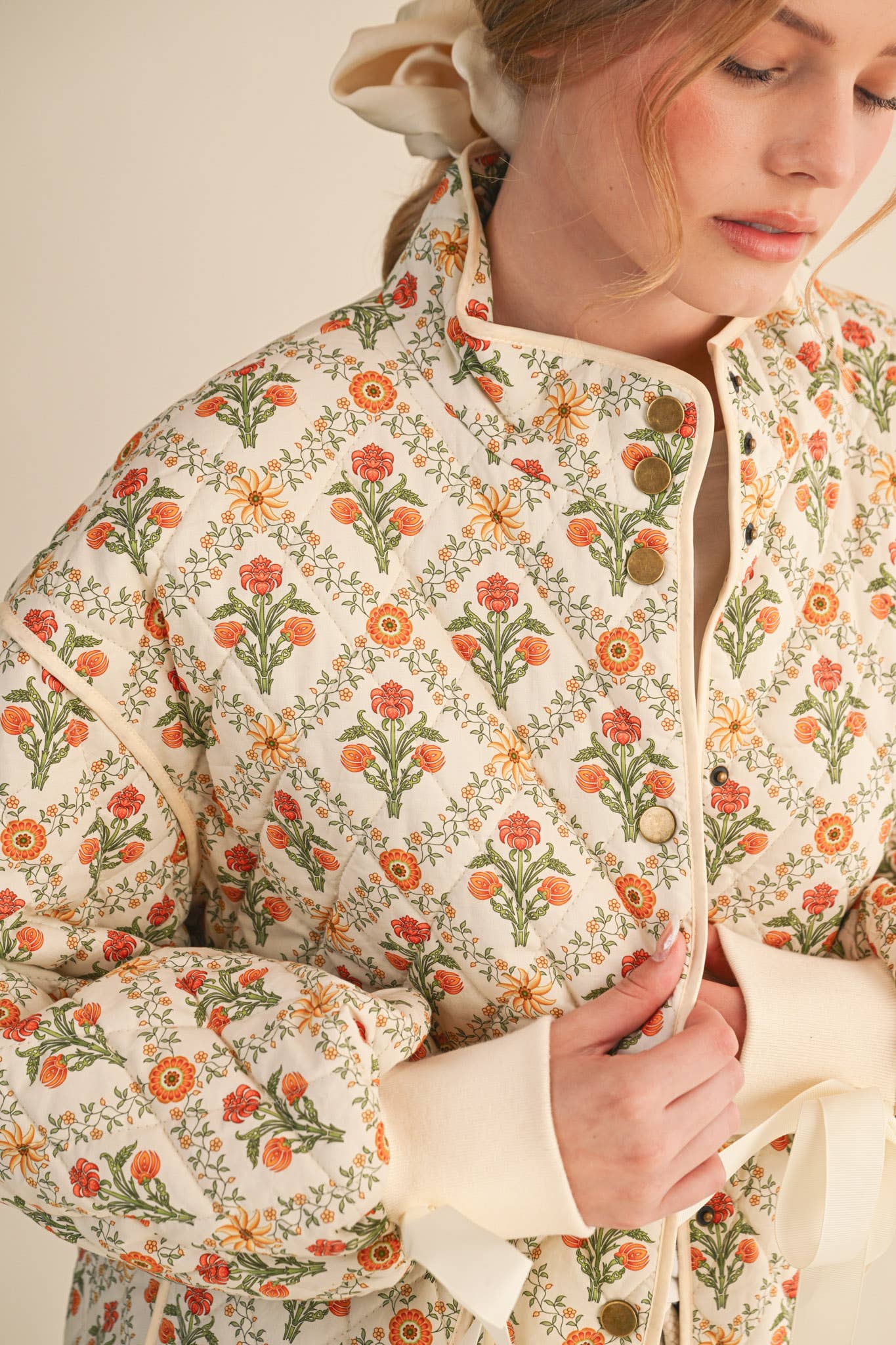 FLORAL QUILTED JACKET WITH RIBBON DETAIL MJK4431: Ivory Red Floral / M