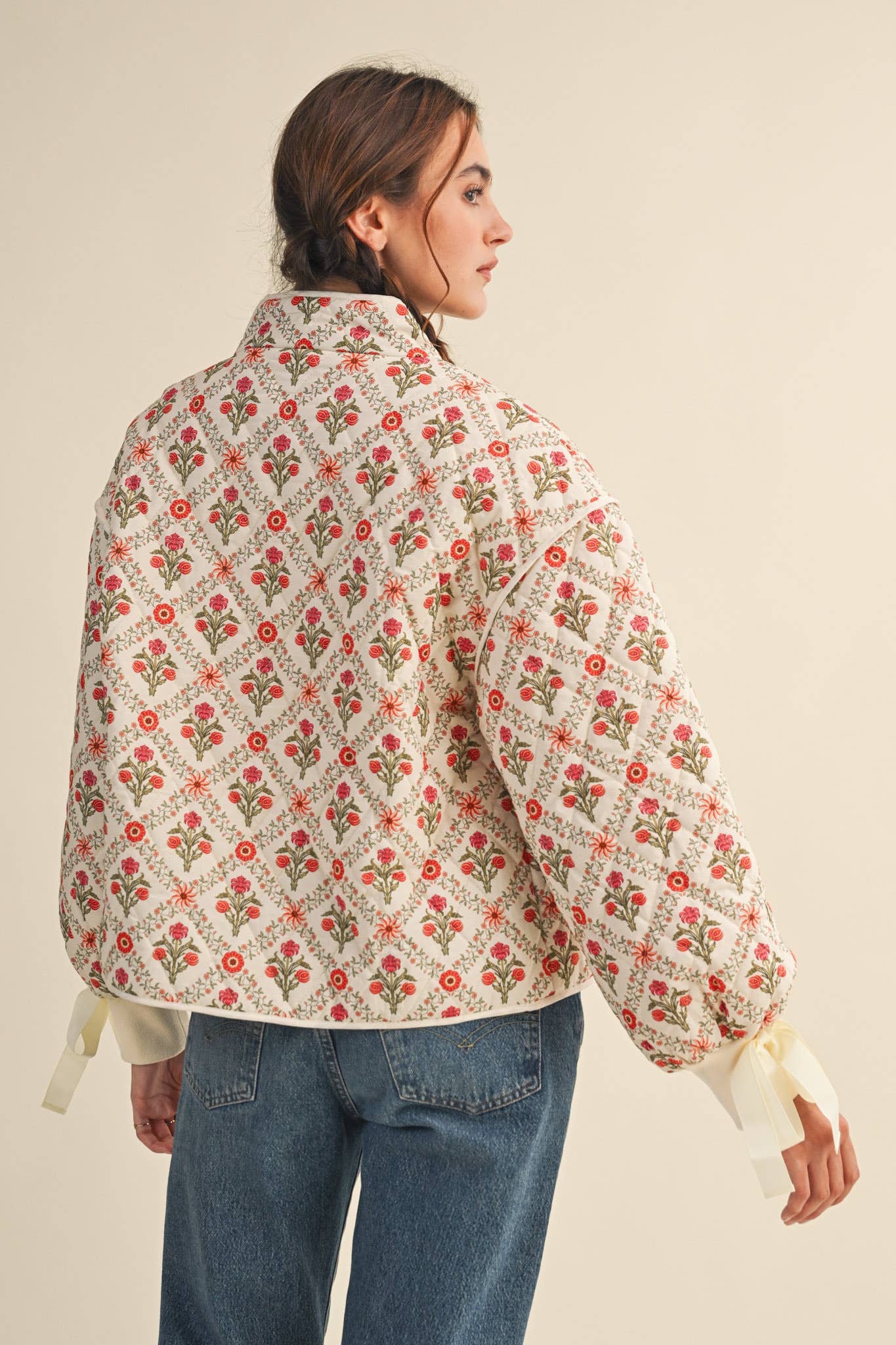 FLORAL QUILTED JACKET WITH RIBBON DETAIL MJK4431: Ivory Red Floral / S