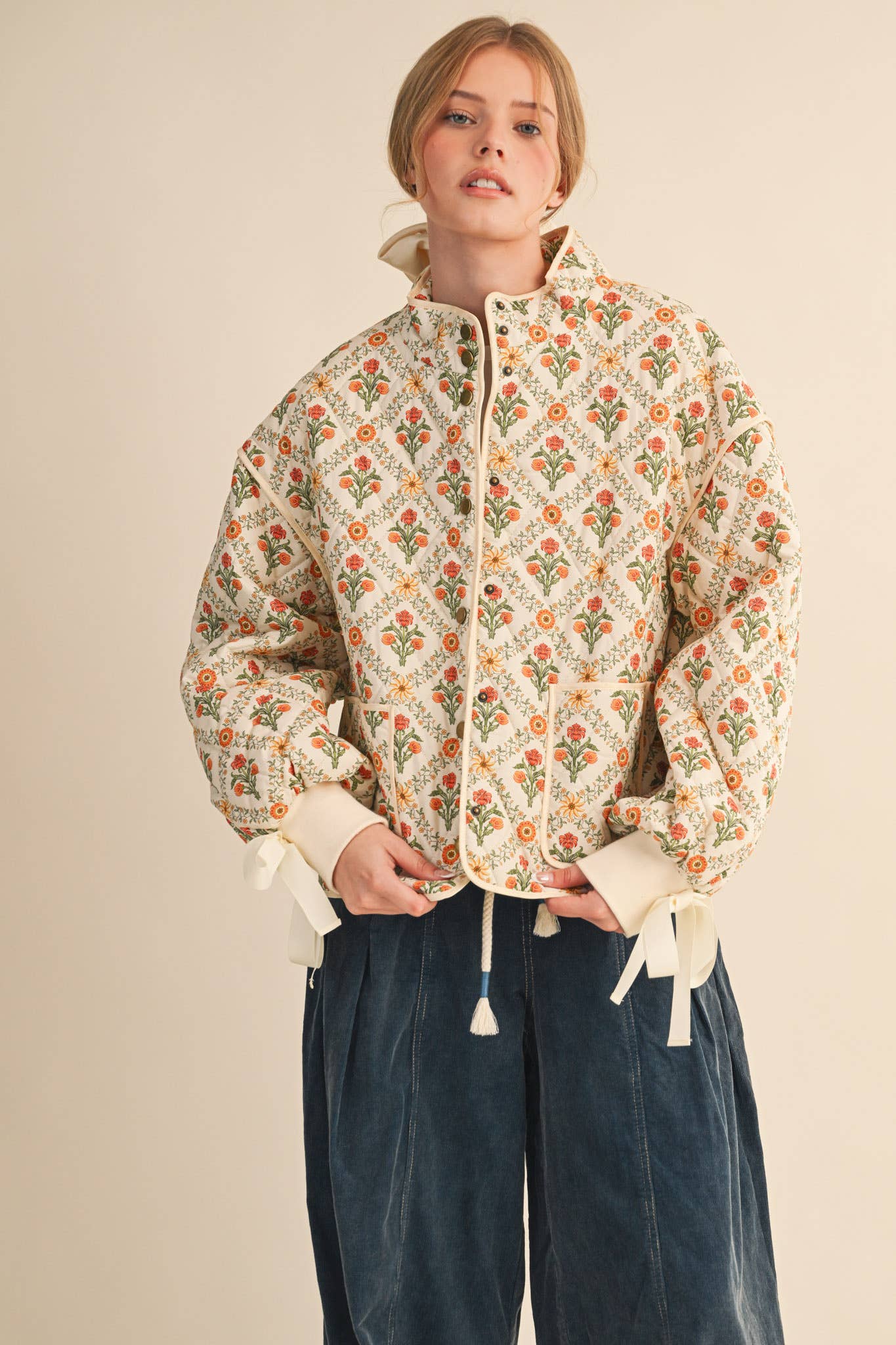 FLORAL QUILTED JACKET WITH RIBBON DETAIL MJK4431: Ivory Red Floral / M