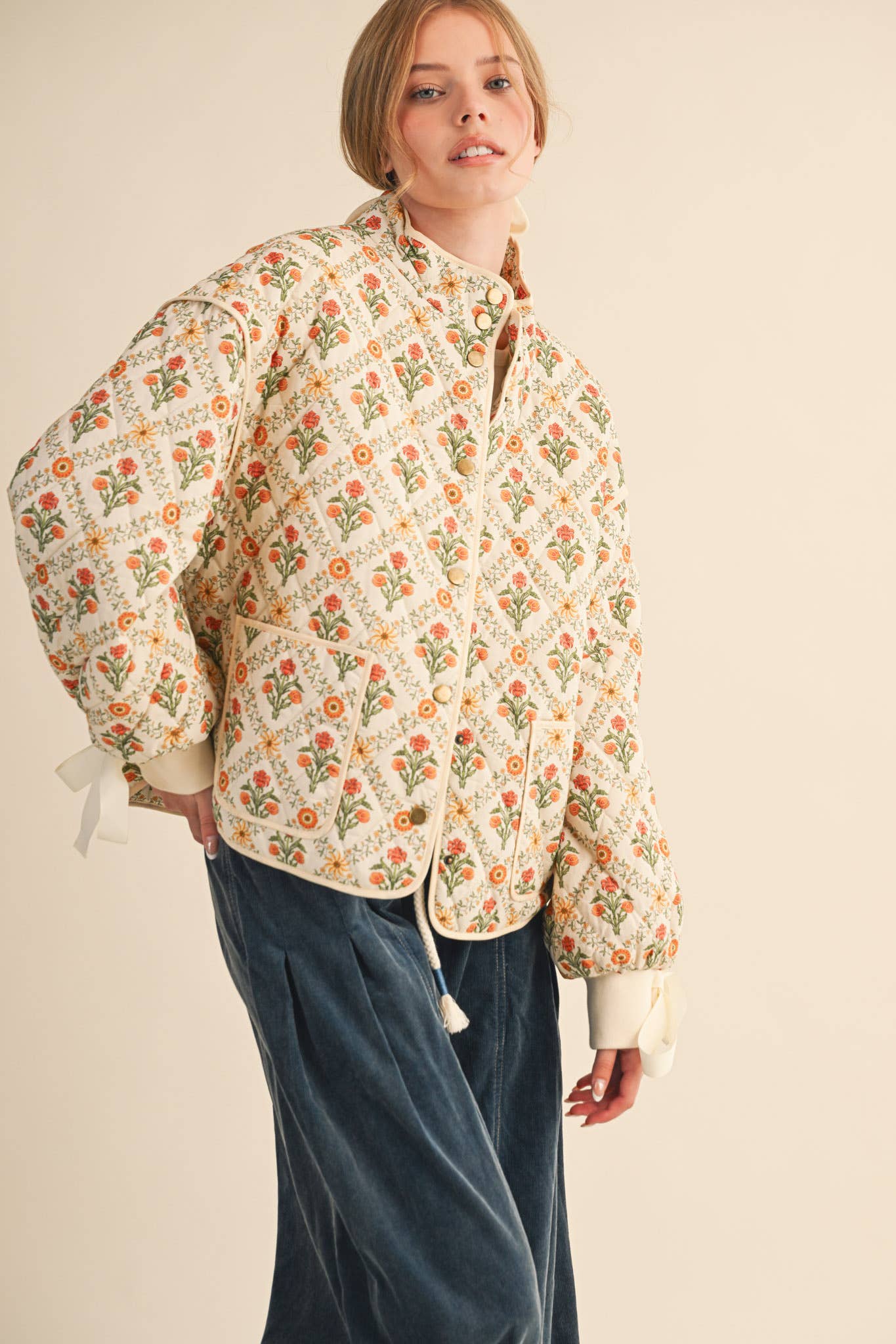 FLORAL QUILTED JACKET WITH RIBBON DETAIL MJK4431: Ivory Red Floral / M