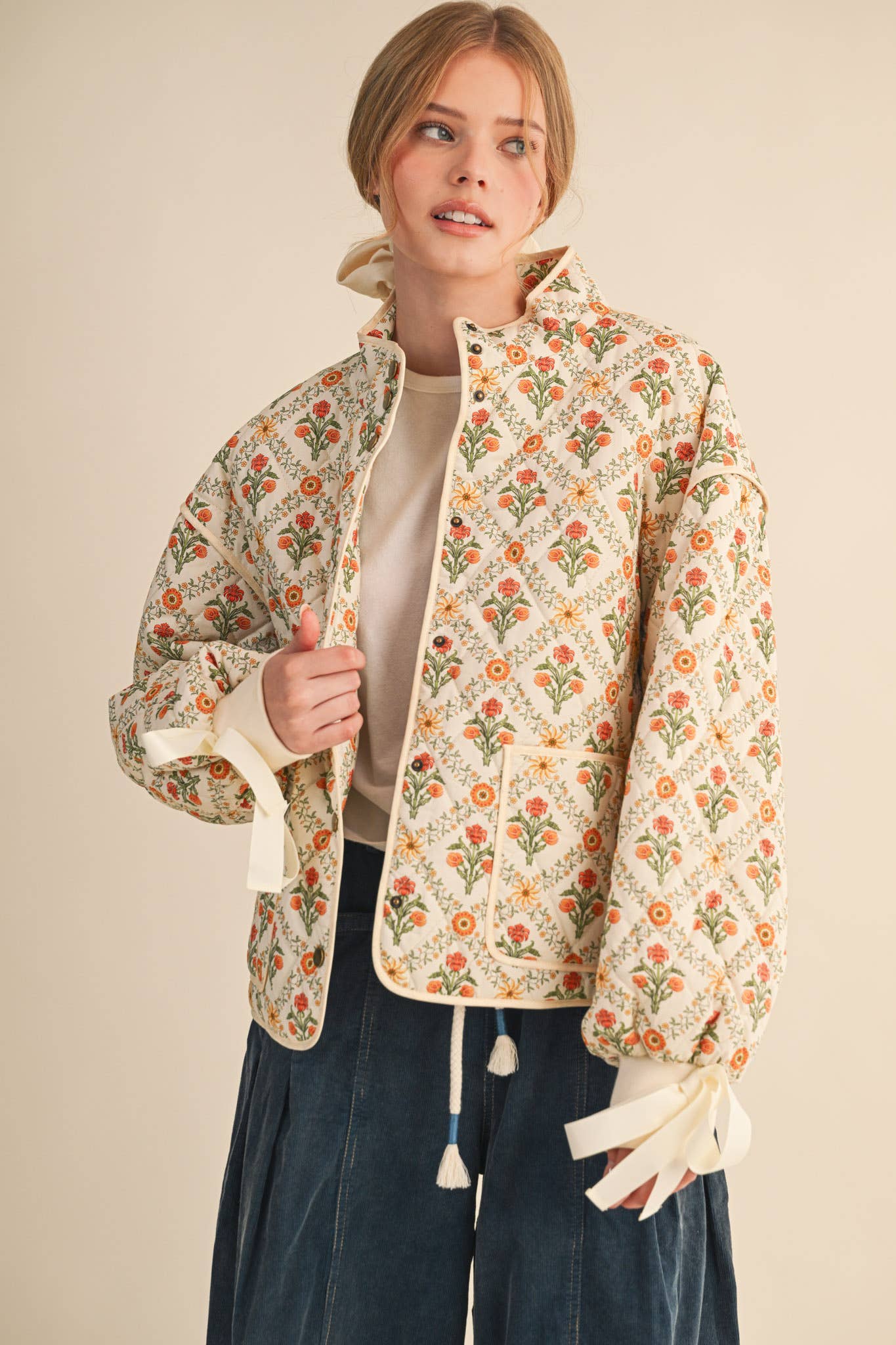 FLORAL QUILTED JACKET WITH RIBBON DETAIL MJK4431: Ivory Red Floral / L