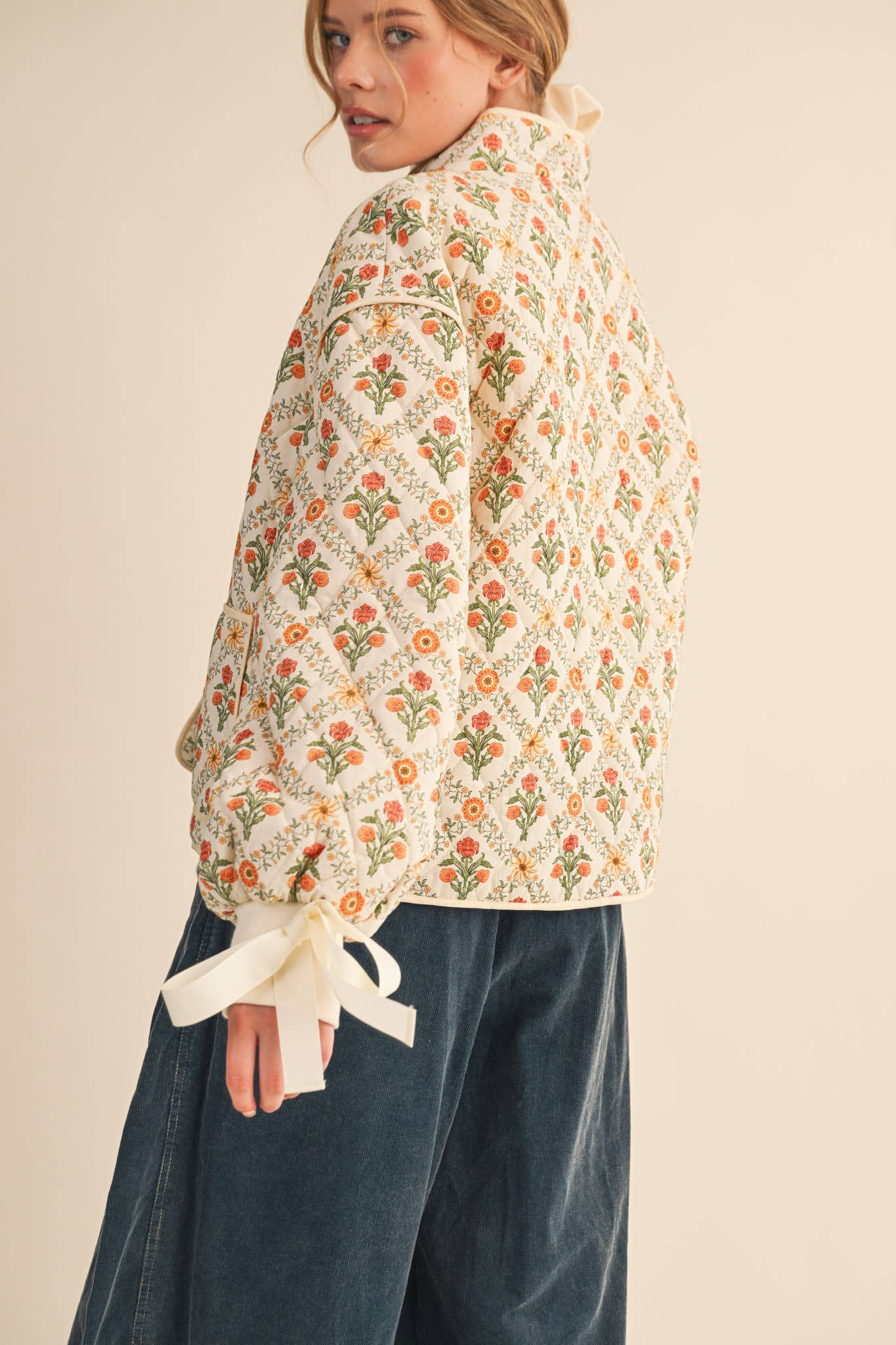 FLORAL QUILTED JACKET WITH RIBBON DETAIL MJK4431: Ivory Red Floral / L