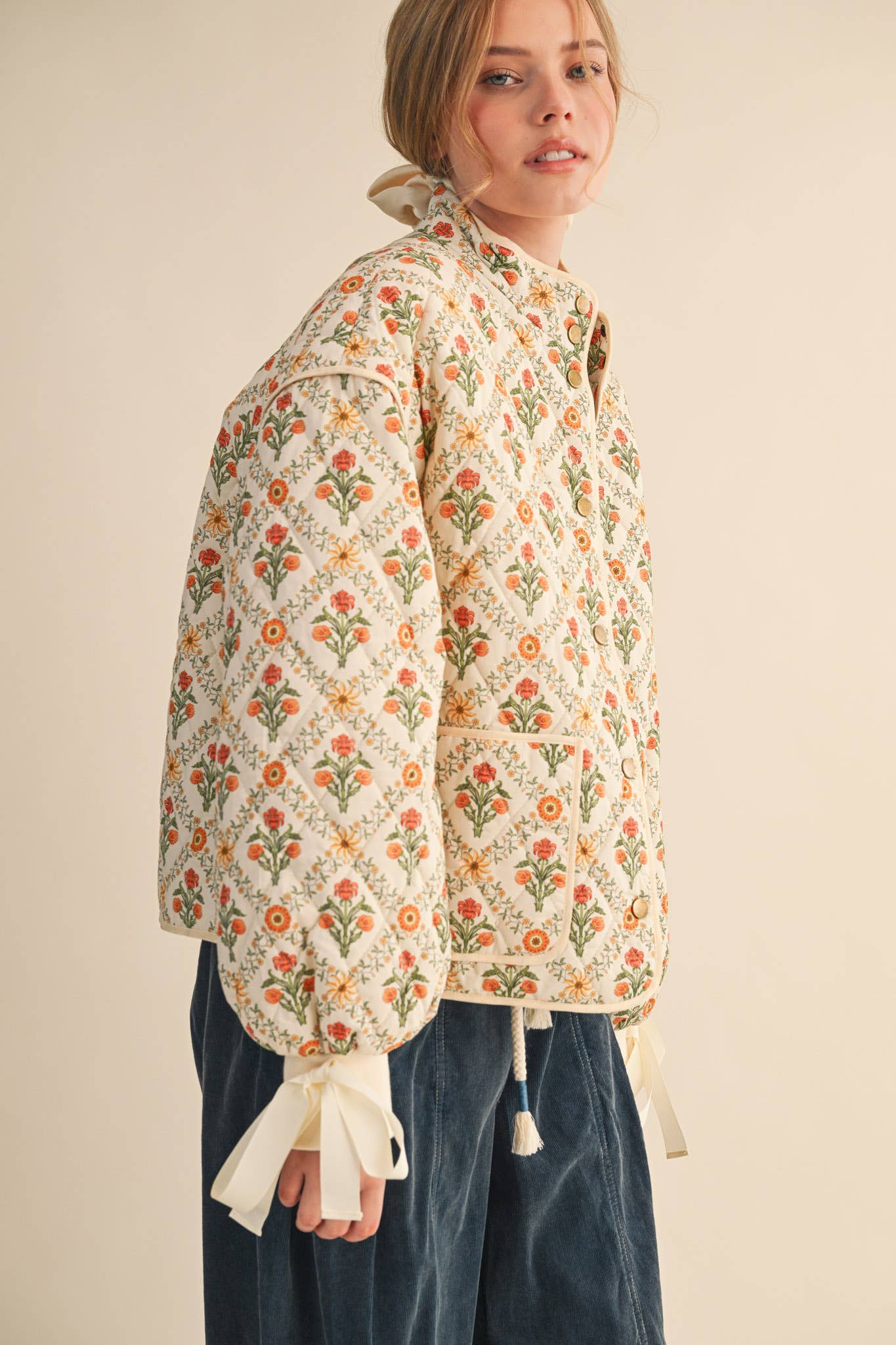 FLORAL QUILTED JACKET WITH RIBBON DETAIL MJK4431: Ivory Red Floral / M