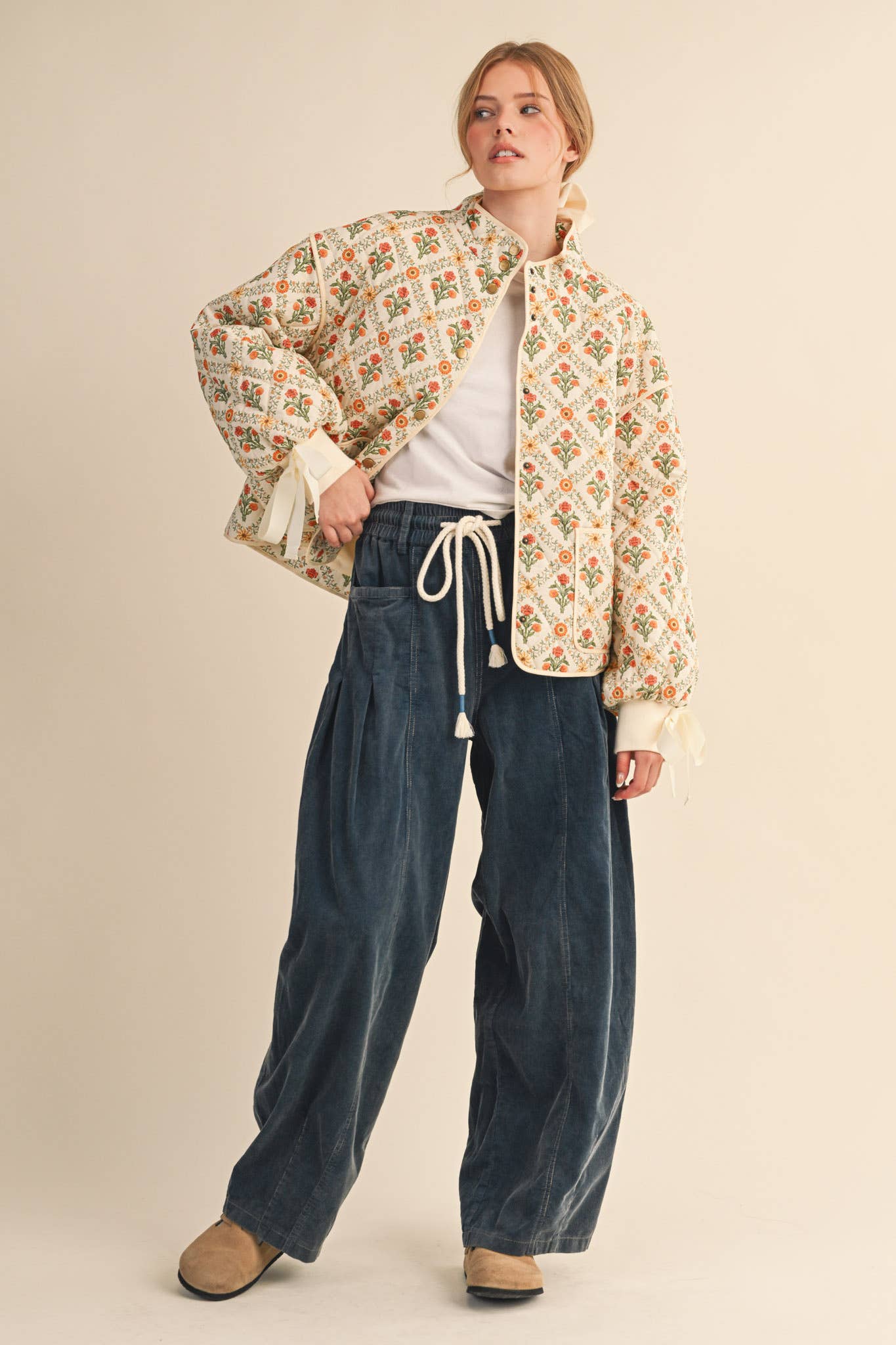 FLORAL QUILTED JACKET WITH RIBBON DETAIL MJK4431: Ivory Red Floral / M
